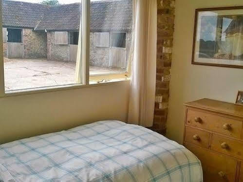 Battens Farm Cottages - B&B And Self-Catering Accommodation Yatton Keynell ภายนอก รูปภาพ